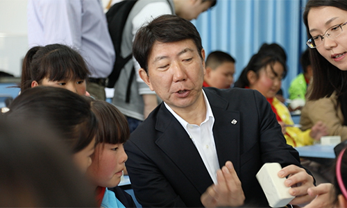 日产中国执行副总经理铃木昭寿指导学生们制作油泥模型（文章内）.jpg