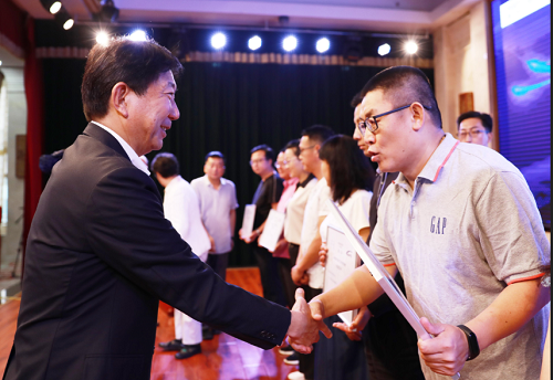 500日产（中国）投资有限公司副总经理 铃木昭寿 为筑梦课堂优秀教师颁奖.png
