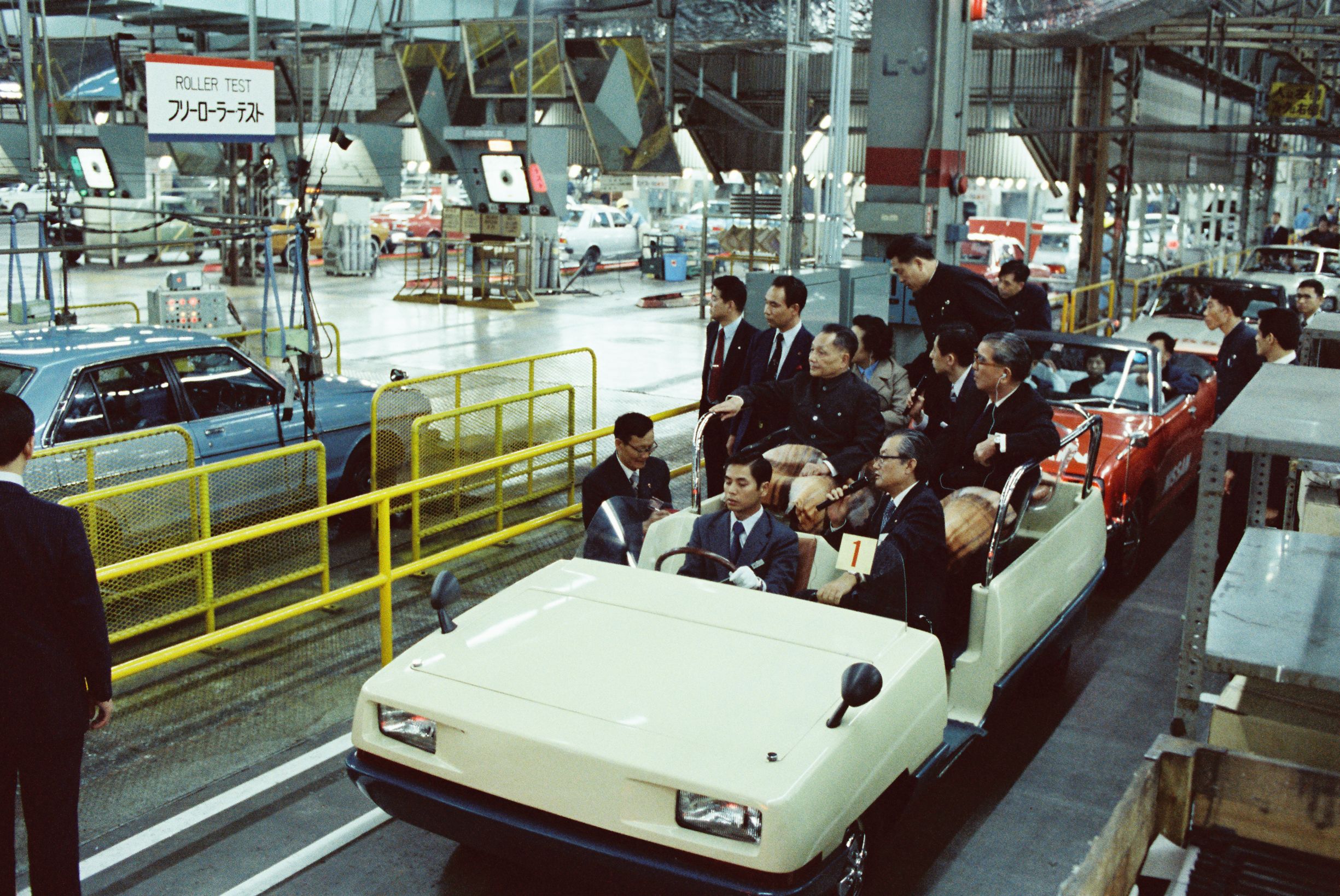 时任中国国务院副总理邓小平参观日产汽车工厂